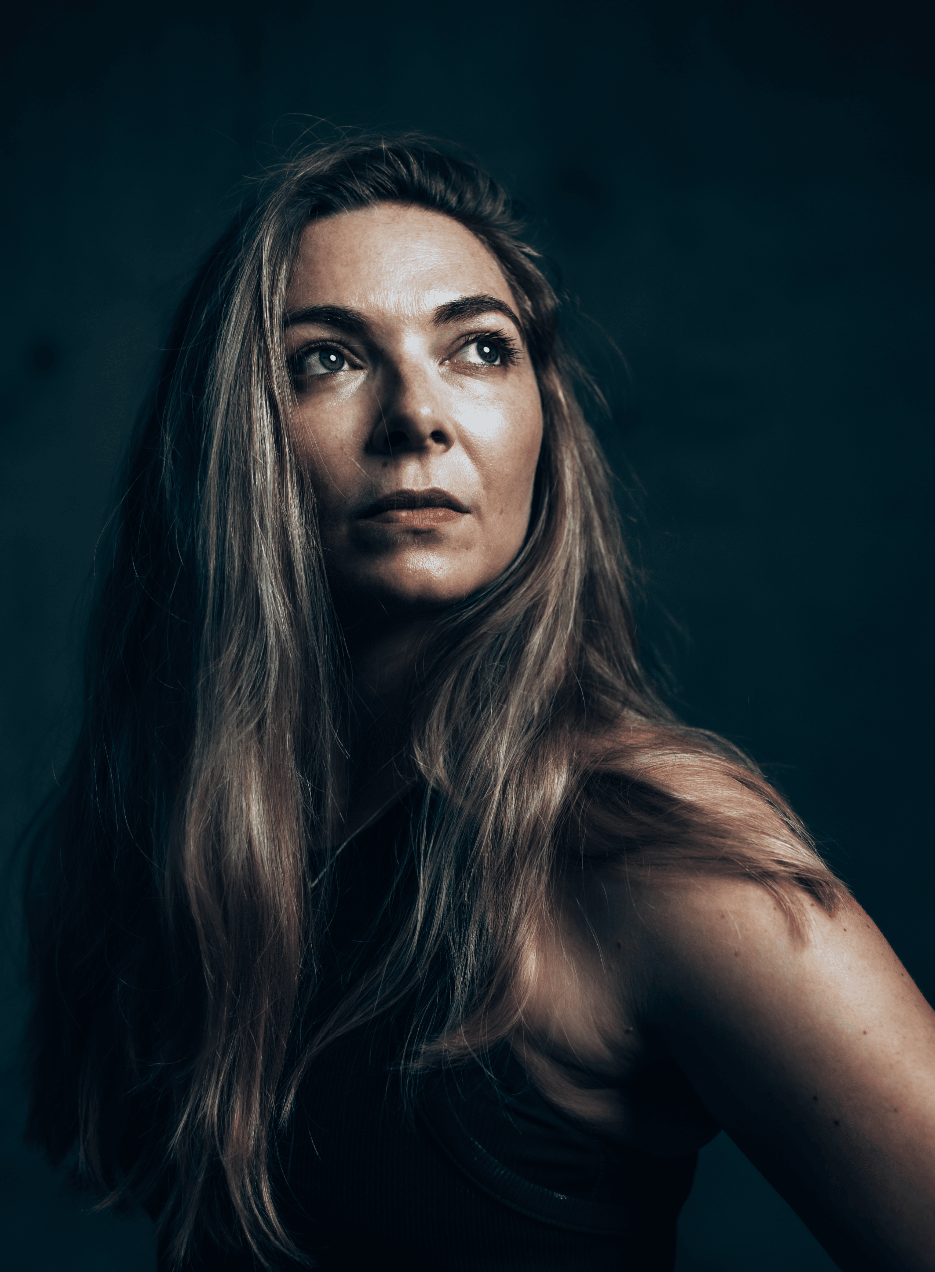 Headshot of Robyn Holder, a fair skinned woman in her 30s with long blonde/brown hair.